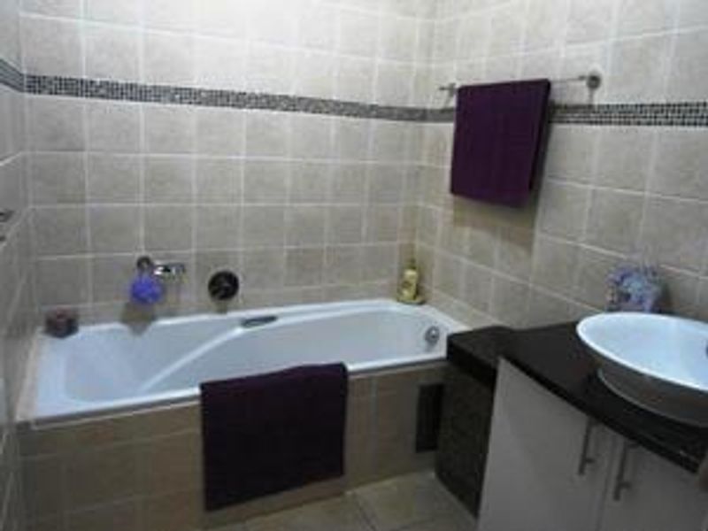 UNFURNISHED TWO BEDROOMS BALCONY - Photo 10