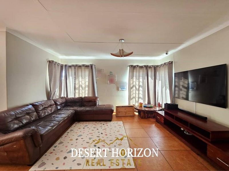 Walvisbay, Fairways Estate |  Beuatiful Family home for sale - Photo 2