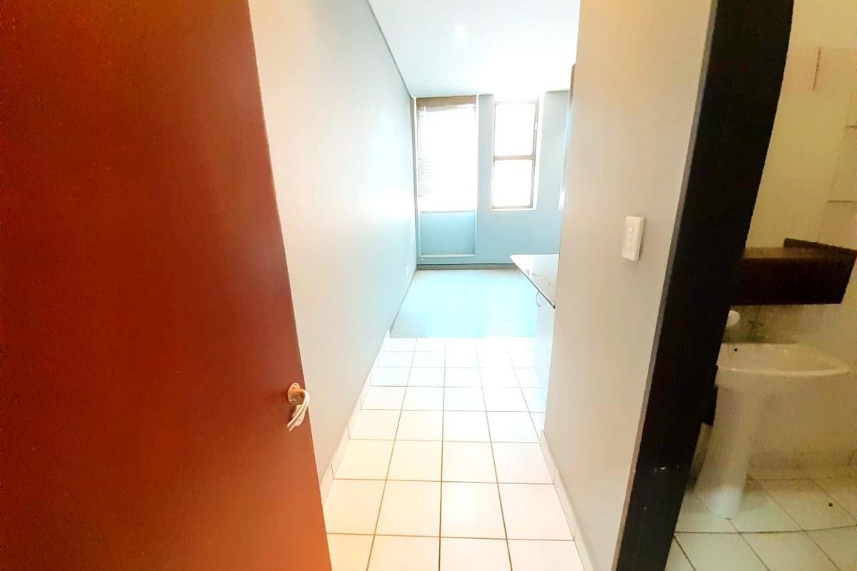 A suitable bachelor pad opposite Witwatersrand! - Photo 5