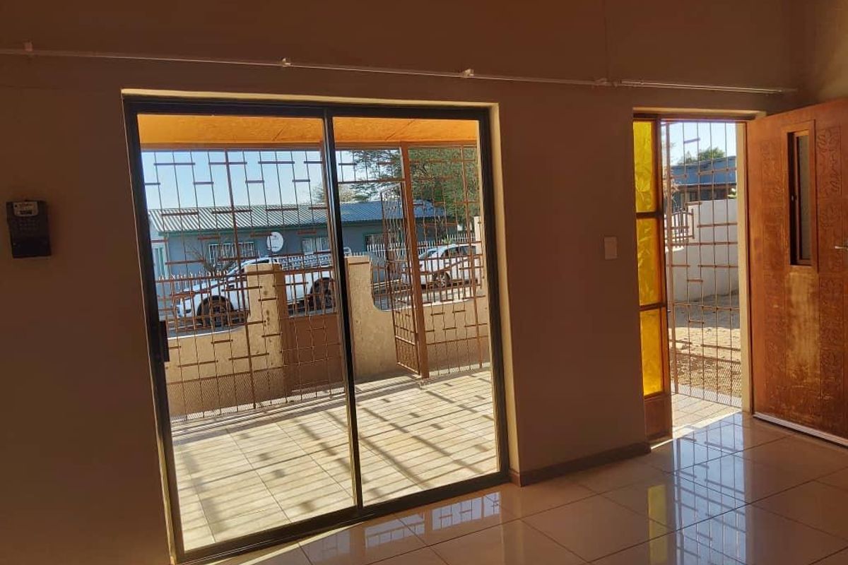 🏡 **Your Dream Home Awaits in Okahandja Extension 4!** 🏡 - Photo 3