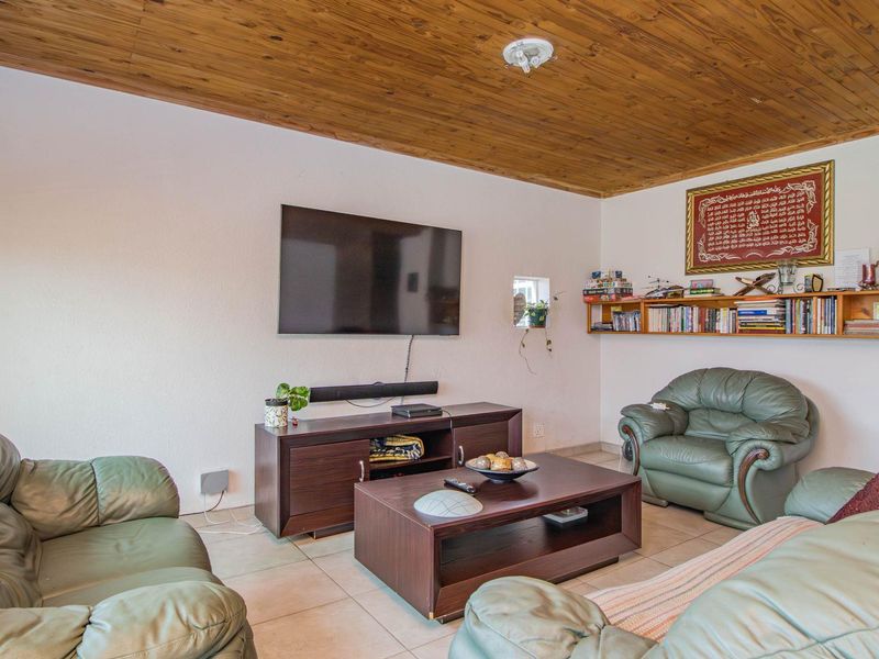 Charming Family Home with Fireplace & Spacious Garden! - Photo 3