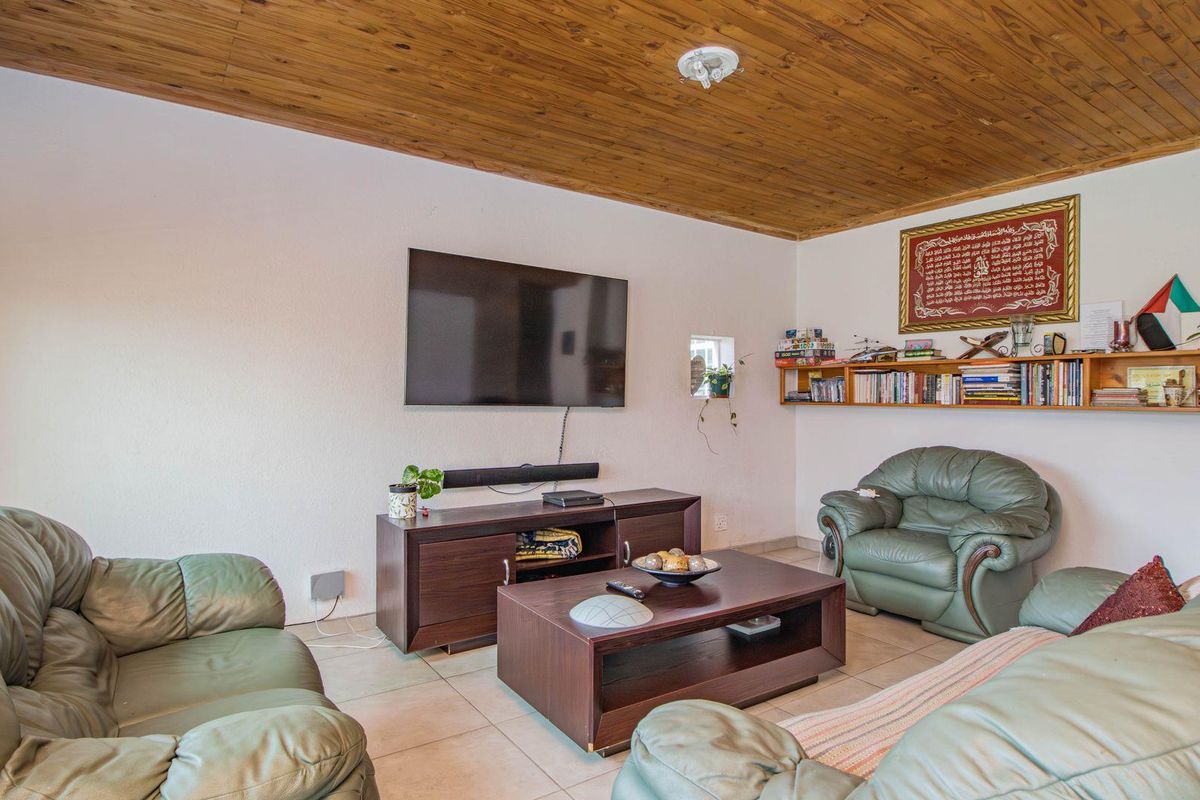 Charming Family Home with Fireplace & Spacious Garden! - Photo 3