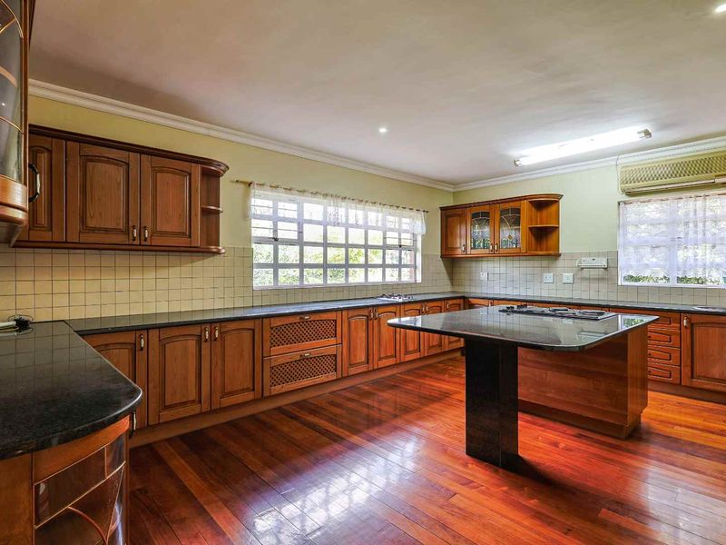 A Grand Canvas of Space & Light – Waiting for a Family to Call It Home - Photo 9