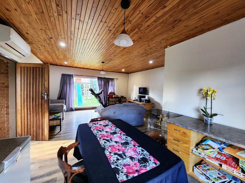 Stunning 4-Bedroom Off-The-Grid Home - Photo 5