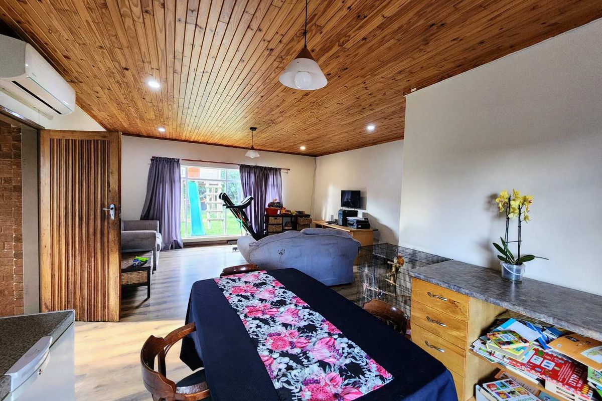 Stunning 4-Bedroom Off-The-Grid Home - Photo 5