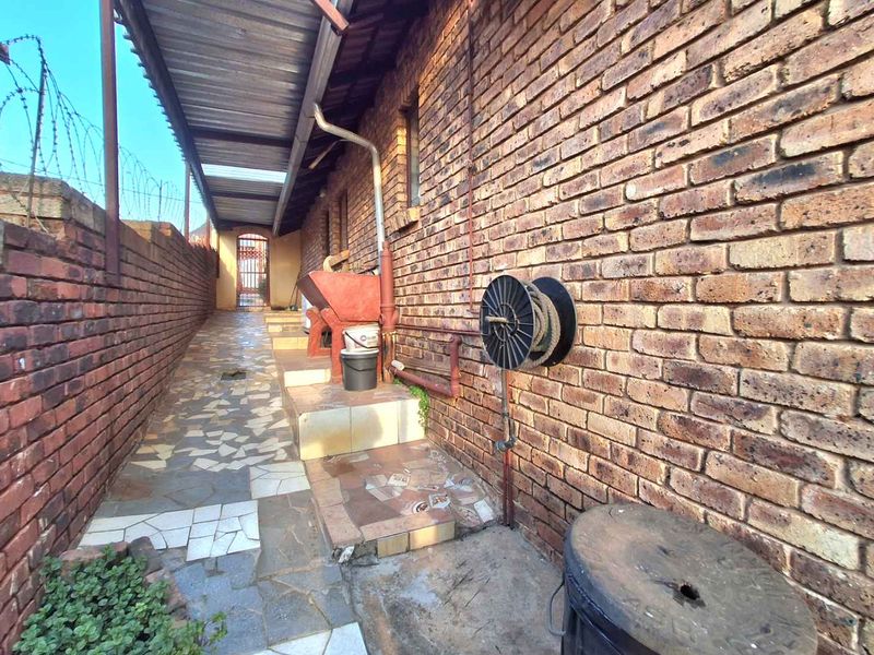 Two Bedrooms house for sale in Atteridgeville - Photo 3