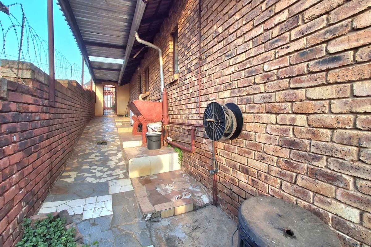 Two Bedrooms house for sale in Atteridgeville - Photo 3