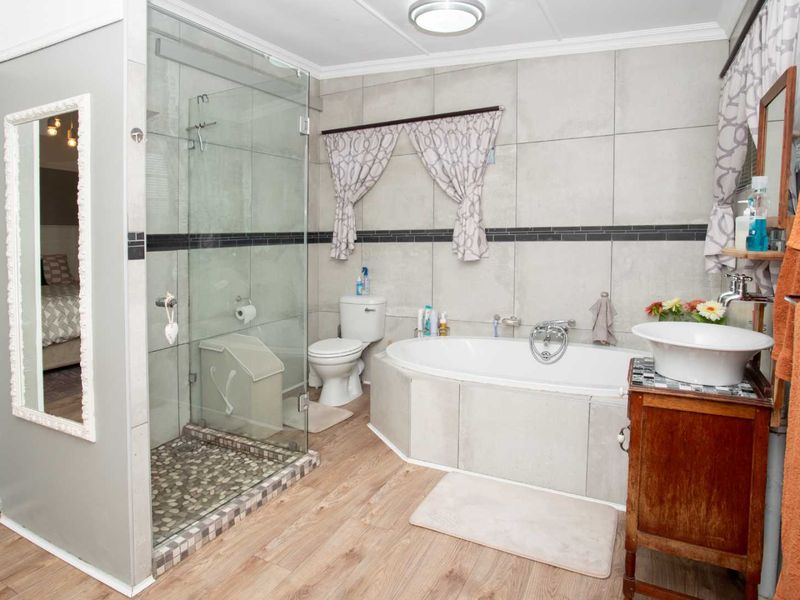 STYLISH FAMILY HOME WITH TWO INCOME GENERATING FLATS & ENTERTAINMENT HAVEN - Photo 8