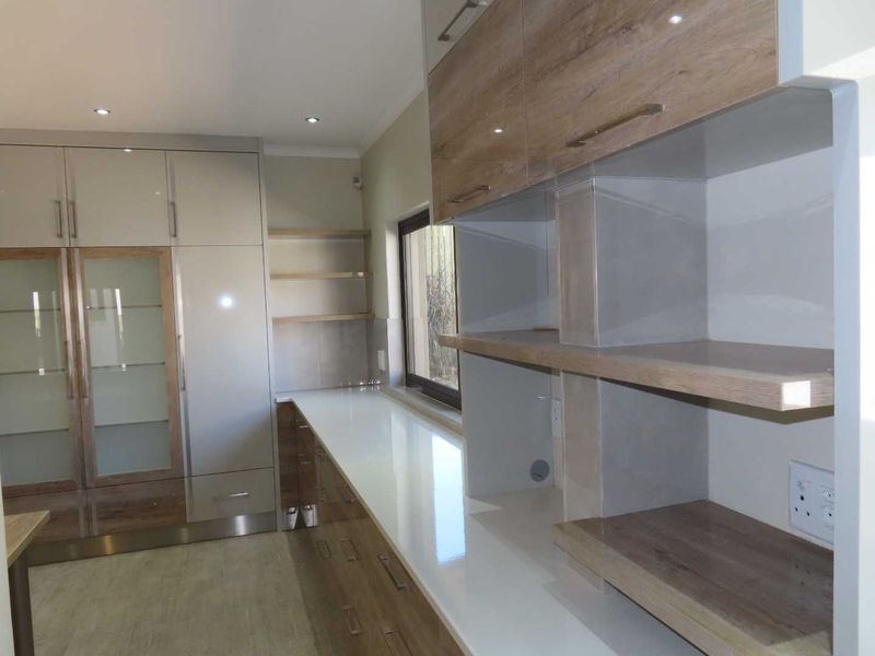 Lovely family home in quiet street with garden and pool - Photo 7