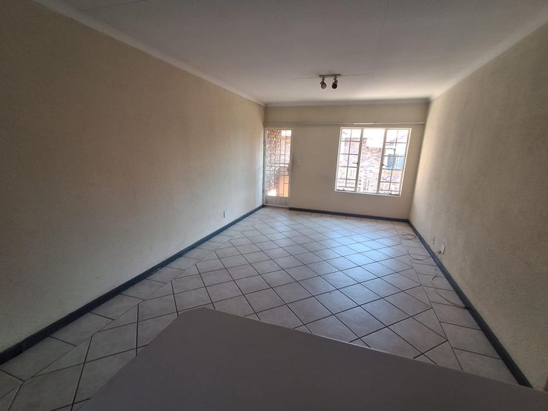 UPSTAIRS UNIT IN VILLA VISTA - GLENVISTA - Photo 4