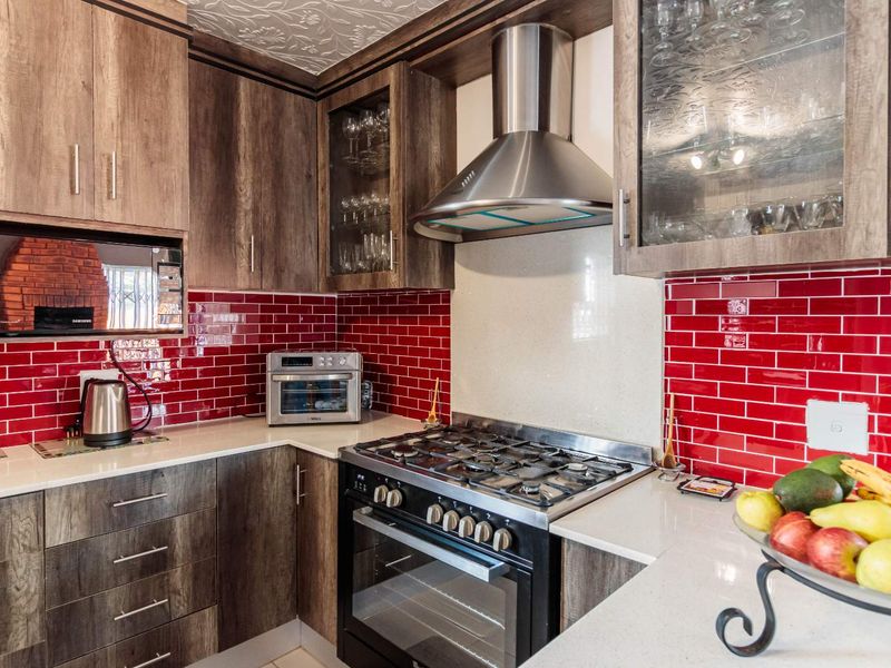 Immaculate Family Home with Expansive Garden - Photo 9