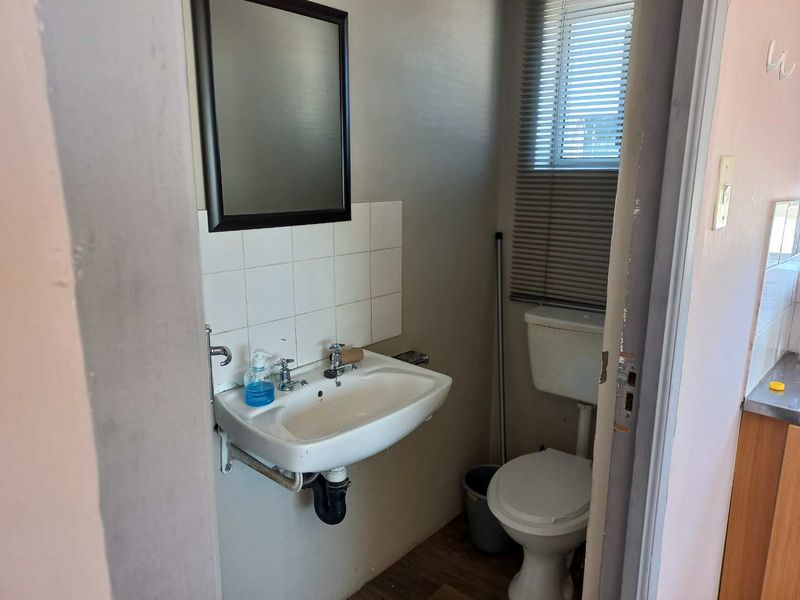 Very neat office space in a very popular building and excellent location - Photo 10