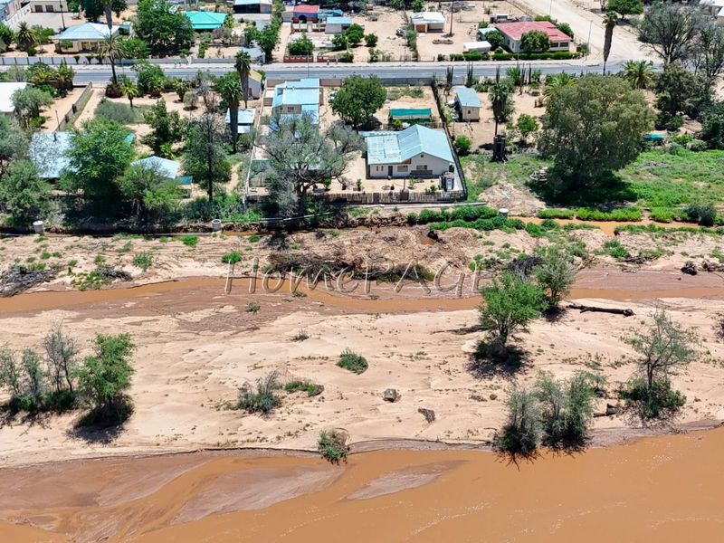 Omaruru:  3 Bedr Home with 4 x 2 Bedroom Flats for Sale - Photo 2