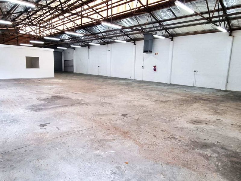 Spacious Industrial Warehouse in Diep River - Photo 2