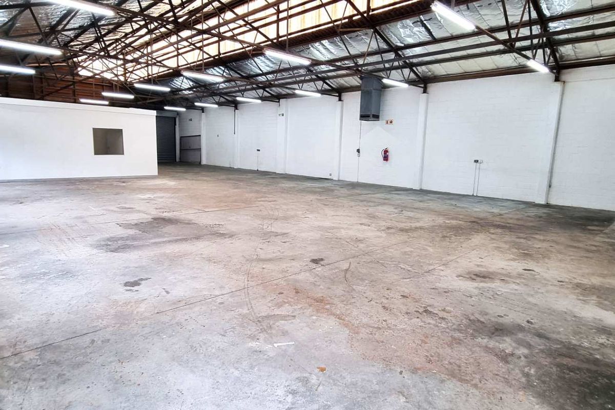 Spacious Industrial Warehouse in Diep River - Photo 2
