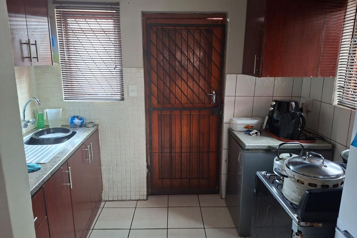 Spacious & Secure 3 Bedroom Family Home in Popular Highbury - Photo 2