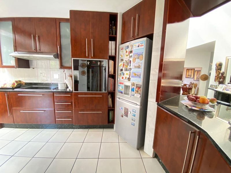 Spacious Family Home in Secure Complex - Photo 6