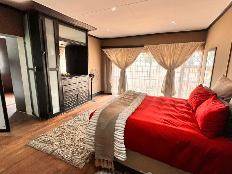 Luxury meets Tranquility in Benoni(Actonville),Morden 3 Bedroom Sanctuary with office space,scullery and heated floors - Photo 4