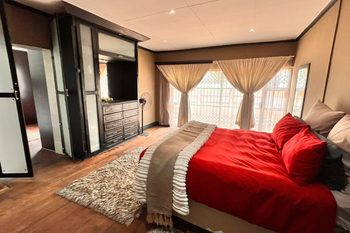 Luxury meets Tranquility in Benoni(Actonville),Morden 3 Bedroom Sanctuary with office space,scullery and heated floors - Photo 4