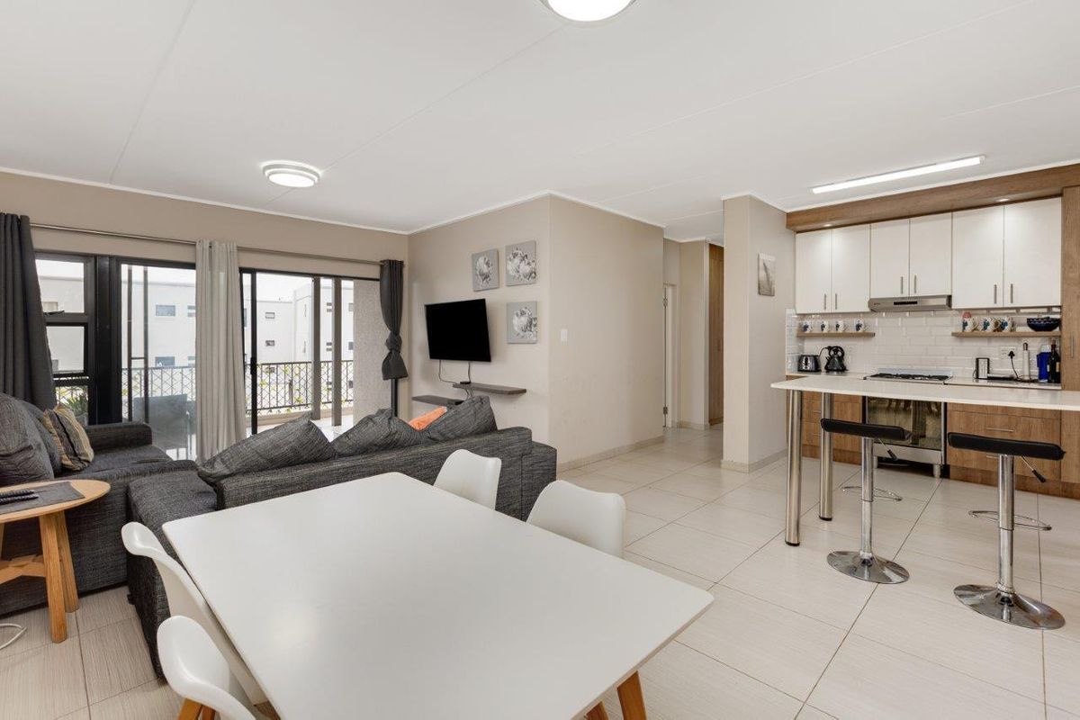 Experience Unparalleled Luxury and Security in Our Upmarket Penthouse Apartment with Gorgeous Views - Photo 4