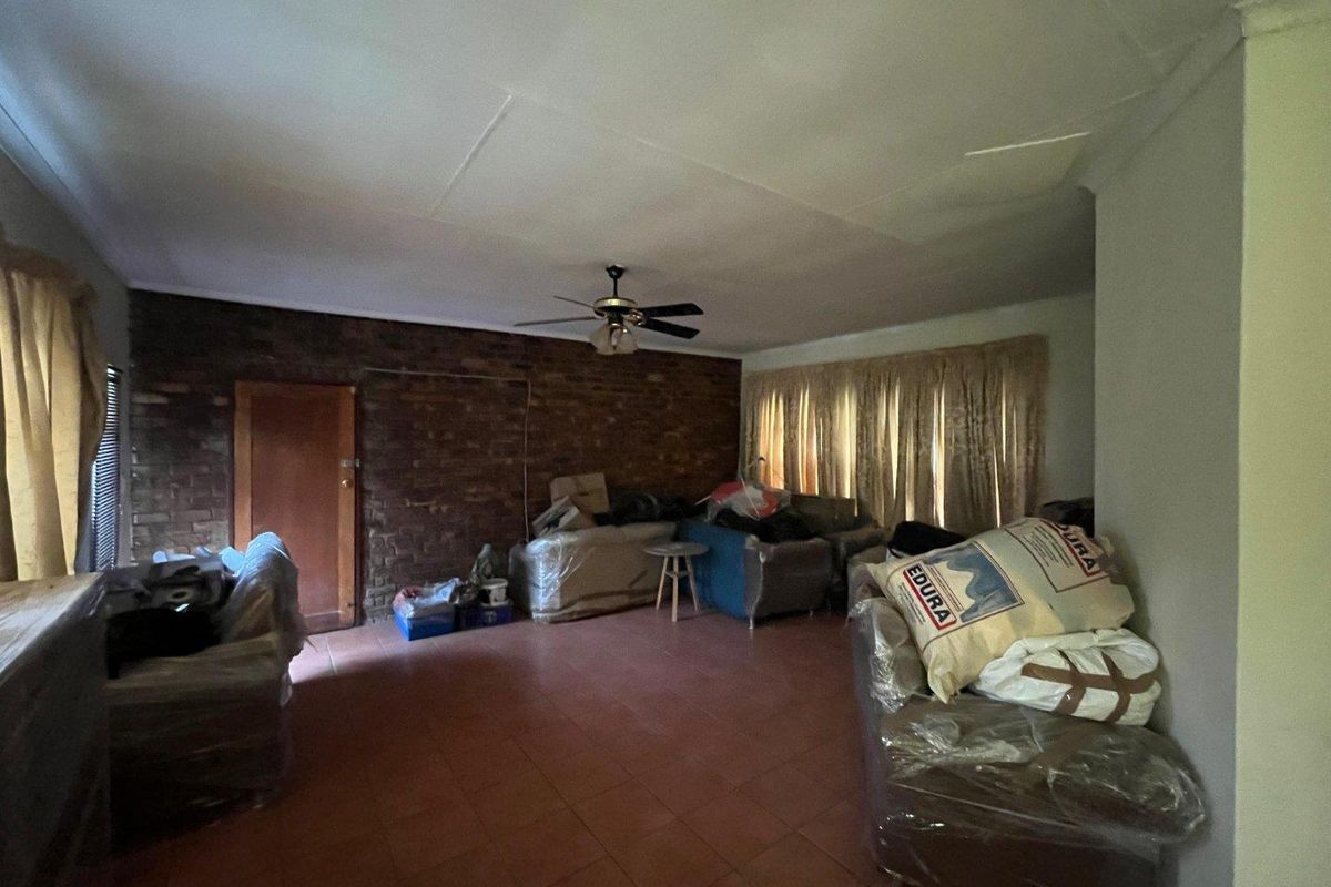 Spacious living - Photo 5