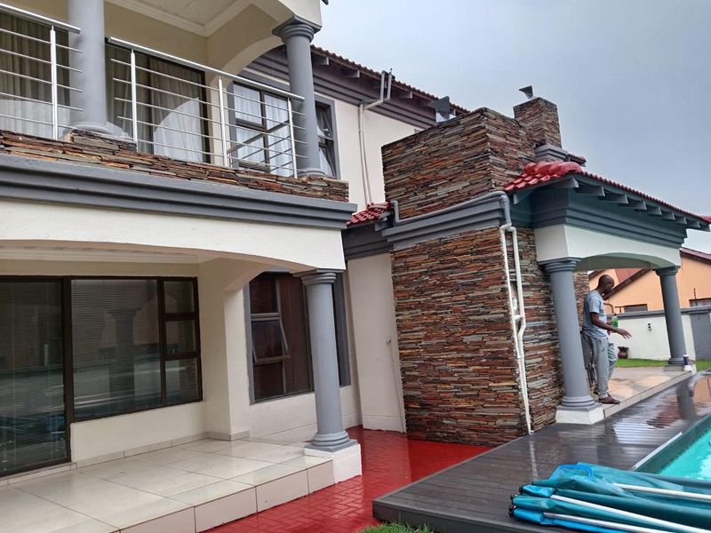 Beautiful Modern 7 Bedroom in Chantelle - Photo 5