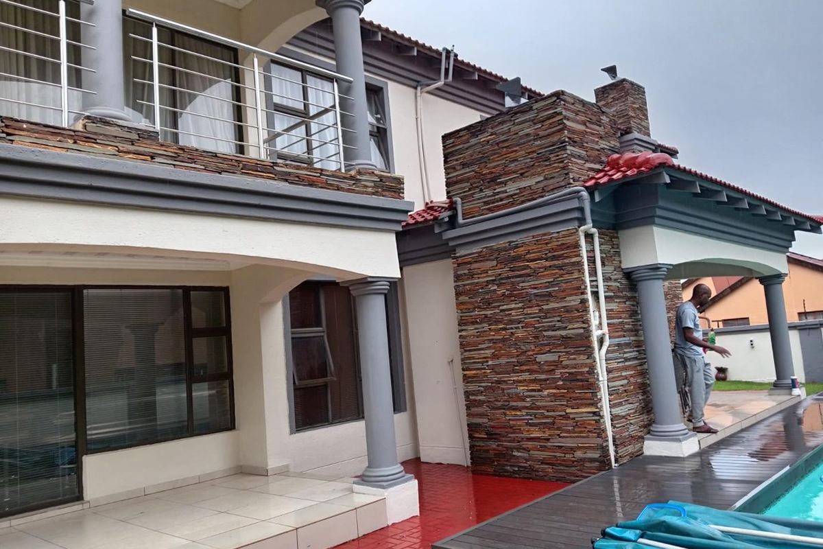 Beautiful Modern 7 Bedroom in Chantelle - Photo 5