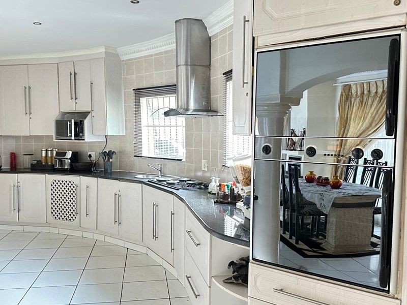Spacious 4-Bedroom Family Home with Flatlet To Rent in Ninapark - Photo 9