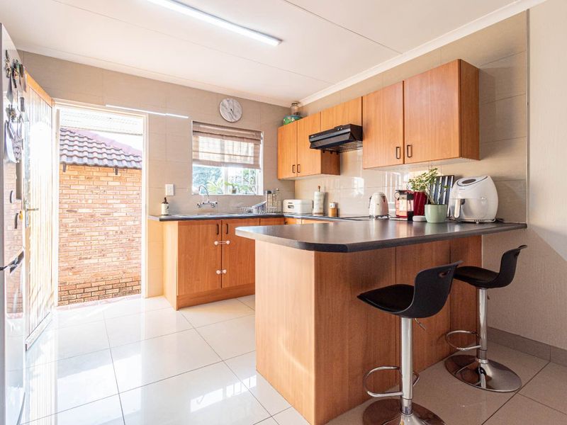 Lovely neat and spacious 2 bedroom, 2 bathroom townhouse close to all important amenities. The perfect lock up and go for a young couple. - Photo 8