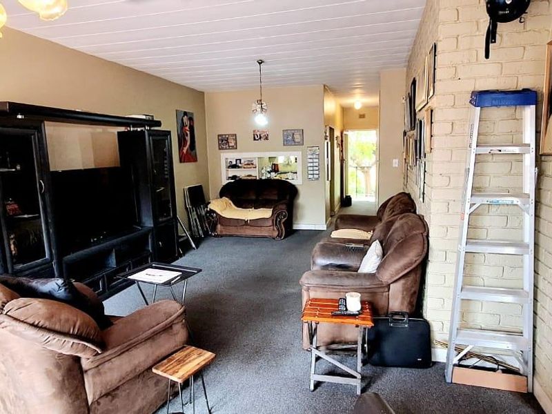 3 Bedroom Unit in South Crest with Spacious Outside Patio & Garden area - Photo 6