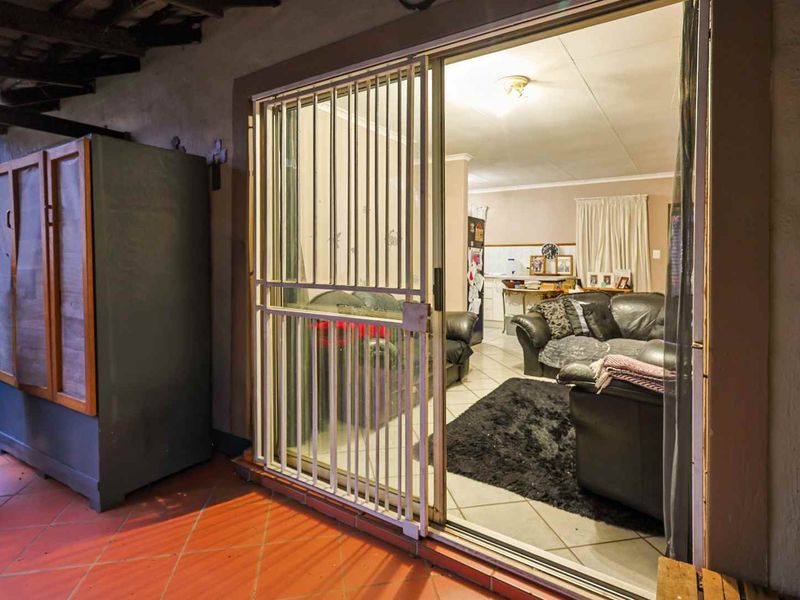 Ground Floor Gem with an Exceptionally Large Private Garden – Pet Friendly Living at Its Best! - Photo 10