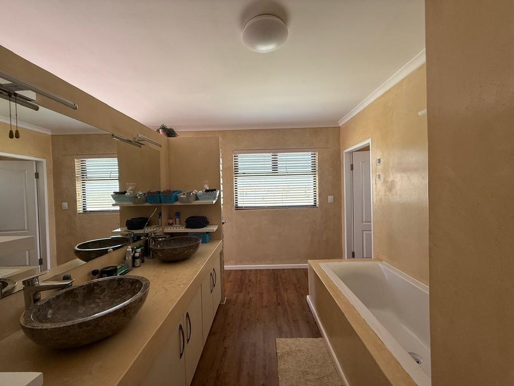 Main bedroom with en-suite bathroom and walk-in closet