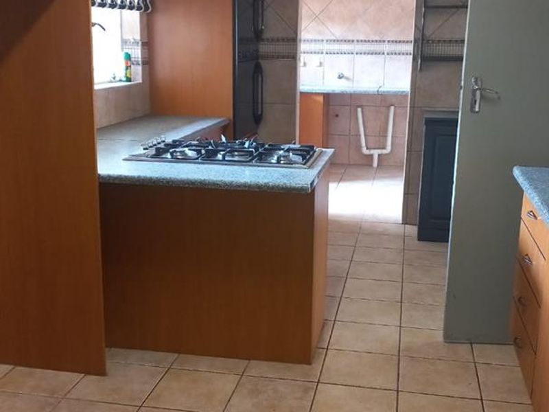 4 bedroom home + flatlet in 24 hour security area - Photo 4