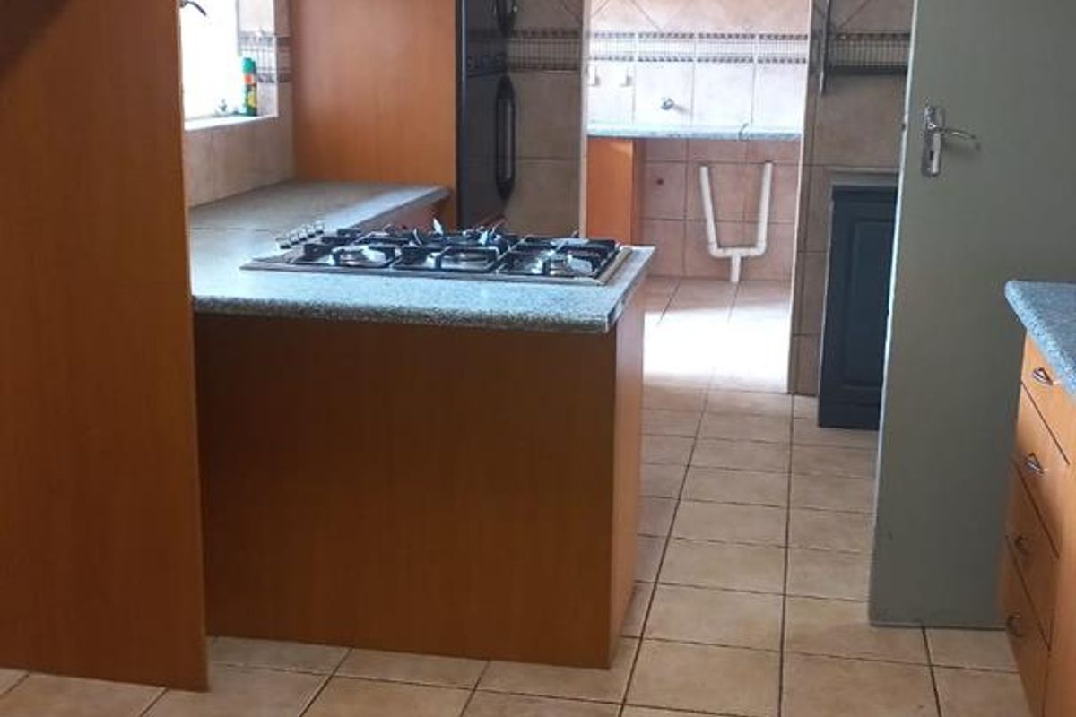 4 bedroom home + flatlet in 24 hour security area - Photo 4