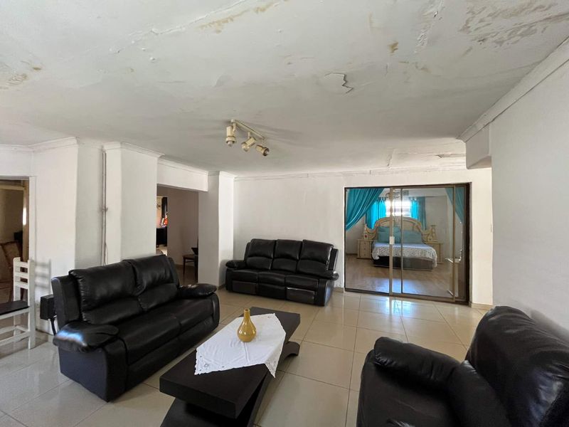 Spacious 3 Bedroom Home with Double Garage in Vosloorus - Photo 8