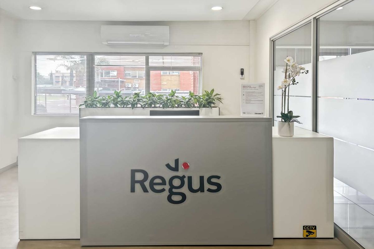 Private office space for 4 persons in Regus Secure Office Park - Photo 4