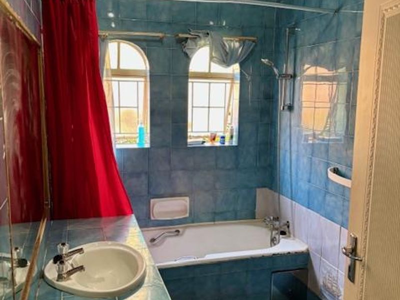 Spacious Family Home with Flatlet on Large Stand - Photo 8