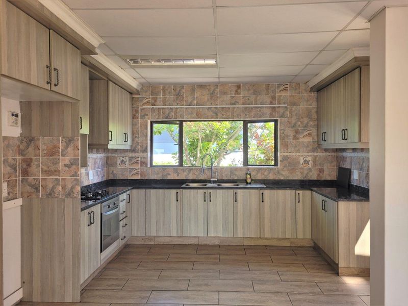 Palm Lakes Spacious Home - Photo 3