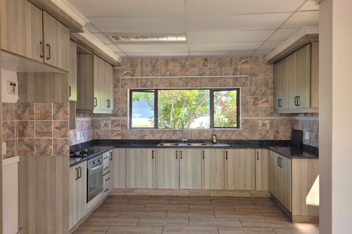 Palm Lakes Spacious Home - Photo 3