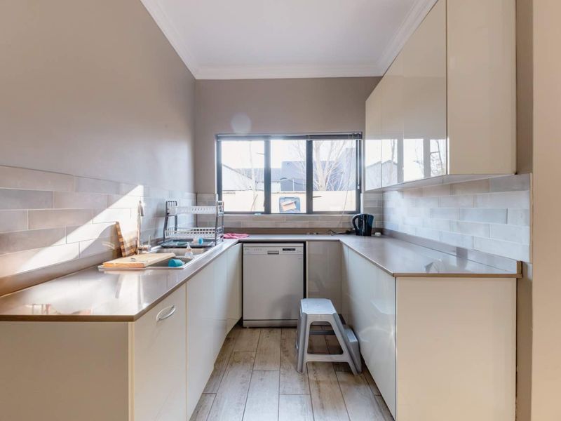 Modern 4 Bedroom Family Home for Rent in a Highly Rated Security Estate - Photo 9