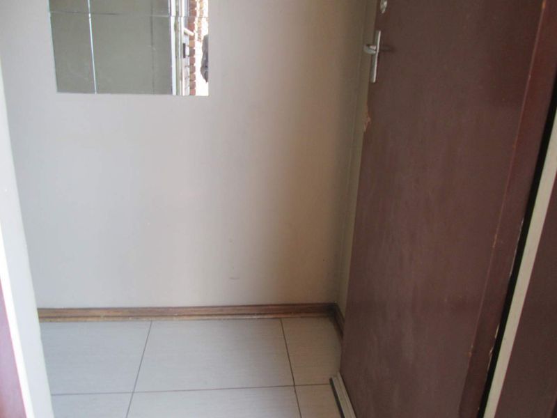 A BEAUTIFUL , NEAT AND CLEAN [2] TWO BEDROOMS APARTMENT FOR SALE IN PRETORIA WEST [ BARGAIN ] - Photo 4
