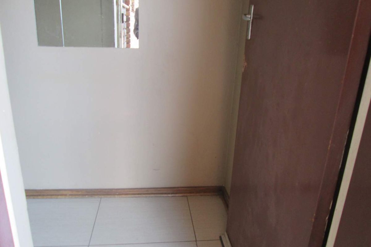 A BEAUTIFUL , NEAT AND CLEAN [2] TWO BEDROOMS APARTMENT FOR SALE IN PRETORIA WEST [ BARGAIN ] - Photo 4
