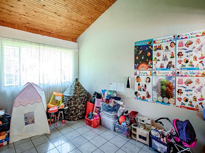 Well maintained Family Home on a large stand. - Photo 8