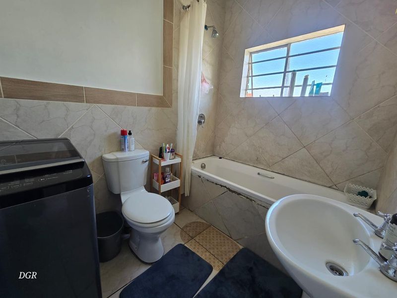 Charming 2-Bedroom Townhouse in Sought-After Diamant Park - Photo 8