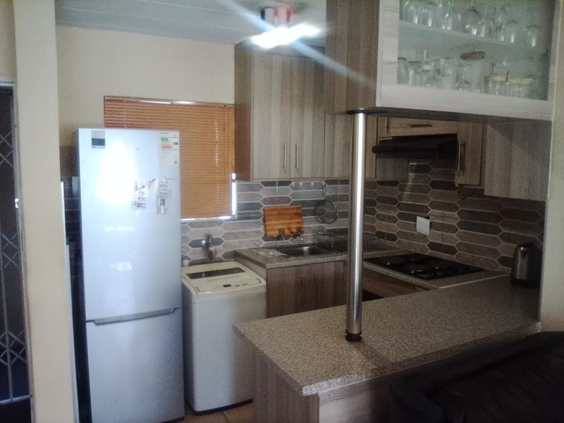 REFURBISHED GROUND FLOOR UNIT - Photo 2