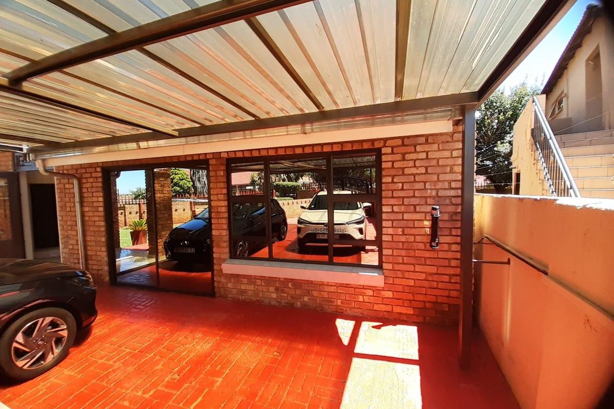 Beautiful quality modern finishes throughout this lovely home - Photo 4