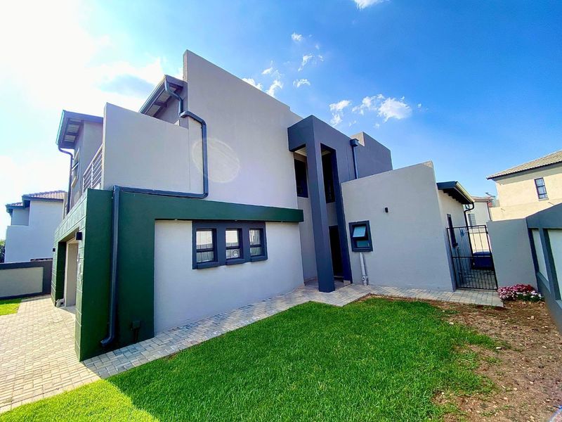 Unparalleled Living Experience - Photo 2