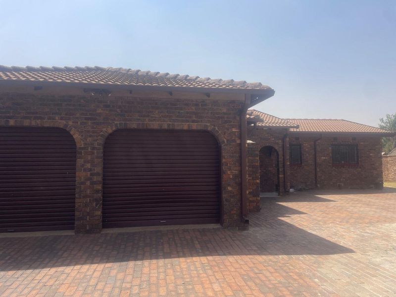 3-Bedroom Family Home to Rent in Klipportjie, Boksburg - Photo 3