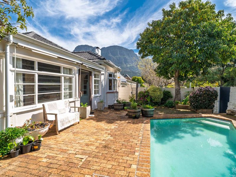 3-Bedroom Home with Studio Flat & Mountain Views – Prime Newlands Location! - Photo 2