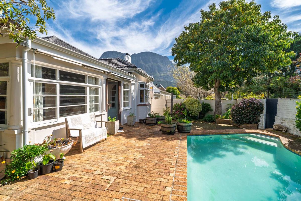 3-Bedroom Home with Studio Flat & Mountain Views – Prime Newlands Location! - Photo 2